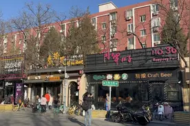 三里屯酒吧一条街实探：打卡人络绎不绝，最后一家酒吧15点15分上了锁图片