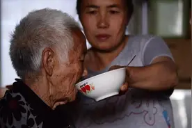 久病的老人，为何会故意折磨家人？背后的真相，只有少数人了解图片
