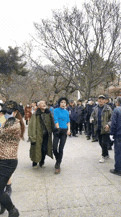 沈阳一公园“钻裤裆”“挂满大妈”贴身热舞被取缔，出现两种声音图片