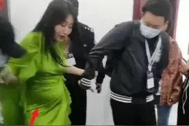 52岁杨钰莹，穿绿色紧身长裙，肚子像西瓜，网友狂猜孩子父亲图片