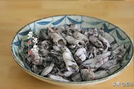一锅鱿鱼一锅墨水，媳妇看了直言不敢吃，我只好难过的小酌独享图片