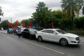 一辆、两辆、三辆......又是在玩“碰碰车”？图片