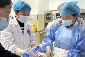 “感谢您，去年救了我外孙，今年救了我孙子”，藏民为武汉医生送上哈达图片