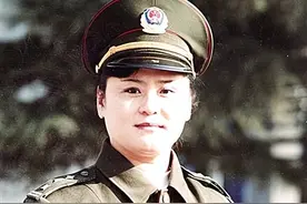 “孤胆女警”王玉荣，面对凶狠的歹徒，连开3枪救下28名儿童图片