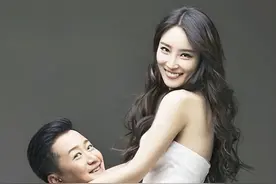 当美女主持遇到霸道硬汉，吴京谢楠恩爱如初，惹人羡图片