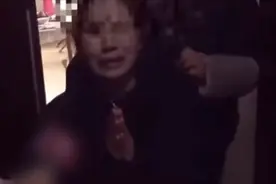 2015年，上海女子插队，老人好心提醒反被打住院，女子下跪求原谅图片