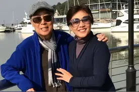 相声演员师胜杰，去世3年后，女儿定居美国，妻子的坚持让人泪目图片