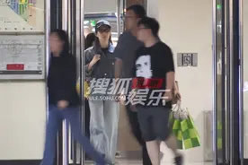 独家：刘亦菲牛仔装逛街购物 鹅黄色蛋形包包抢镜图片