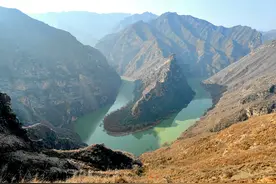 咸阳北仲山乾坤湾，小众路线，不乏美景，草甸河景断崖图片