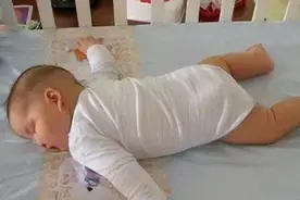 宝宝趴着睡觉到底好不好？图片