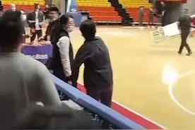 中国男篮大战在即！赵睿父亲出征现场，弟弟探班，父子三人很相似图片