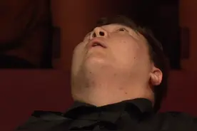 从仰天绝望到挥拳庆祝！颜丙涛神奇逆转，怒锤球桌，3连杀世界第1图片