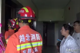 男子被困电梯 信阳消防迅速施救！这些电梯内自救常识 你需要掌握图片