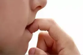 孩子总爱咬东西？“咬指甲”“咬嘴唇”，这篇文章给你启发图片