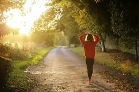 最顶级的自律：没事早点睡，有空多赚钱，平时勤读书！图片