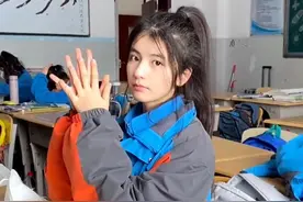 新疆一女高中生因颜值走红，五官立体满脸清纯，网友直呼太漂亮了图片