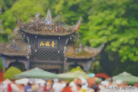 四川一家三口出门玩，在景区点了6个菜，结账时确认3遍不敢相信图片