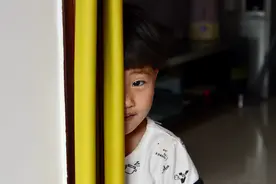 儿子故意偷看妈妈裸身换衣，错误教育方式会不会毁孩子？图片