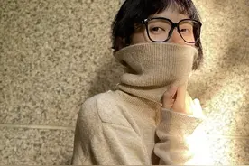 有品位的40+女性，都在穿这“2件内搭”，微胖女性可以照着穿图片