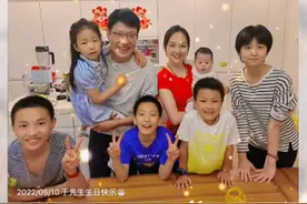 于震晒全家福庆47岁，爱妻怀抱婴儿被怀疑生6胎，承认有很多孩子图片