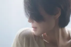 52岁天后王菲拍时尚大片！身形纤瘦锁骨抢眼，光脚坐地上太接地气图片