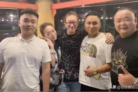 肥尸哥“古惑仔”为好友斯伯利酒业董事长蒋子布宝器果园送祝福图片