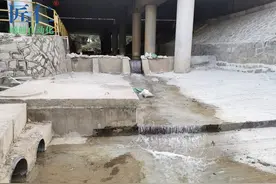 厦门嵘创DN300管径电磁流量计被安装到自流河道，测量污水流量图片