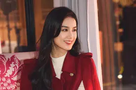 黄圣依红色小香风外套美得大方 眼神温柔气质动人图片