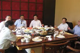 酒会上，用“左手拿杯”向你敬酒的人是何意？建议弄懂否则得罪人图片