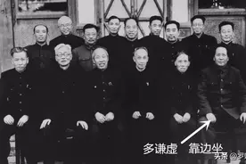 伟人罕见合影：毛泽东、刘少奇只能靠边坐，周恩来只好站后排图片
