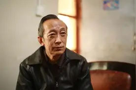 他因为淋过雨，所以想为别人撑把伞图片