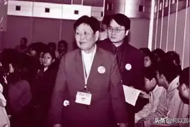 日军让18岁的怀孕女子躺在石板上，再在她身上放一块木板图片