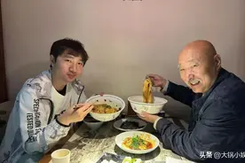 陈佩斯父子西安演出，结束工作下馆子吃面，手捧大腕引发观众回忆图片