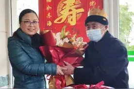 暖心！TA们为社区百岁老人祝寿图片