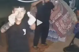 他不仅给钱了，还给得很认真！莫名觉得花臂小哥很可爱呢# 感动瞬间 # 监控下的一幕图片
