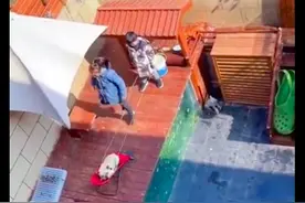 两个孩子玩跳皮筋，椅子太轻就把狗狗放在了上面压着，狗：救我图片