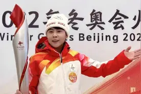 王濛拿了4块金牌，没有成为鸟巢火炬手！她幽默讲述：我为啥背手图片