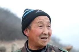 一放羊大爷发现2只“金鸡”，误以为是凤凰喂了4年，却有意外收获图片