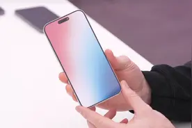 iPhone15超大杯机模上手：黑边更窄了图片