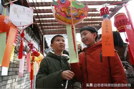 头戴红缨帽，身披绿战袍，站着打秋千，巧嘴逗人笑（打一动物）图片