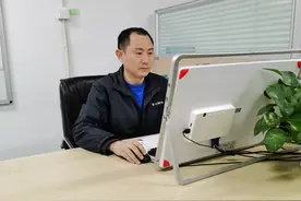江西小伙入职富士康十九年，换了三个部门，还搞坏了一只耳朵图片