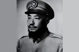 最后的马家军：逃亡路上互相残杀，师长怕死躲进床底，让老婆睡床图片
