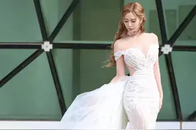 亚洲第一美女克拉拉有多美？喜欢穿透视纱裙，巴掌腰太惊艳图片
