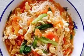 为什么河南人吃捞面条都喜欢就着蒜瓣吃？图片