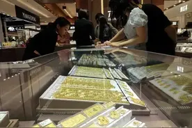 黄金暴涨，她们笑了图片