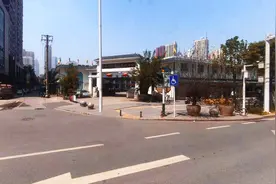 闹市区里的收藏品市场，建在武汉汉口香港路，每天都是人山人海图片