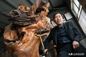 54岁农村大哥，把枯木当宝贝，13年来只收不卖，看他做啥生意图片