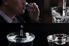 酒桌上的扣指礼，到底应该扣几根手指？又应该敲几下桌面？图片