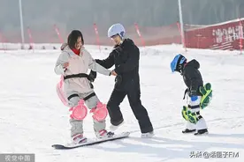 游客教亲友滑雪，雪场：禁止！是不是管得太宽了？图片