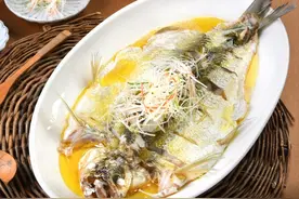 清蒸鲈鱼做法，不要放盐和料酒，教你正确做法，鱼肉鲜嫩清甜不腥图片